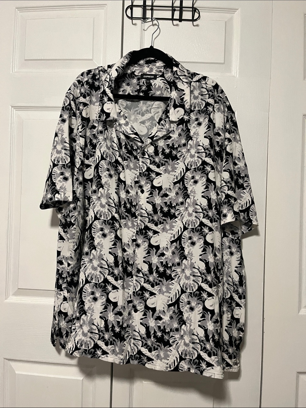 Express Men’s Black & White Floral Short-Sleeve Button-Up Shirt. 4X